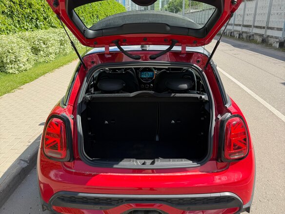 2021 Mini Hatch Cooper S III (F55/F56) Рестайлинг 2, красный, 2675000 рублей - вид 11
