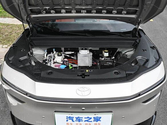 2026 Toyota bZ3X 58.3 kWh, серебристый, 2700000 рублей - вид 38