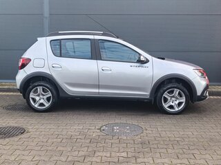 2022 Renault Sandero Stepway II Рестайлинг, серебристый, 1799000 рублей, вид 3