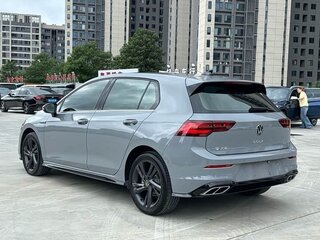 2023 Volkswagen Golf VIII, серый, 1840000 рублей, вид 4
