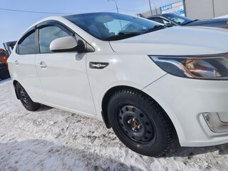 2014 Kia Rio 6-speed III, белый, 850000 рублей, вид 3