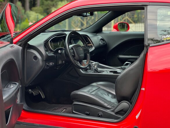 2017 Dodge Challenger III Рестайлинг 2, красный, 4000000 рублей - вид 15