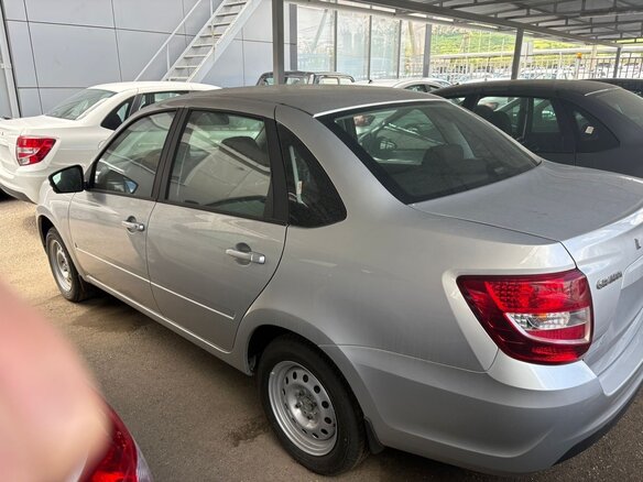 2026 Lada (ВАЗ) Granta I Рестайлинг, серебристый, 990000 рублей - вид 3