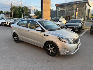2015 Kia Rio 6-speed III, серебристый, 915000 рублей, вид 4