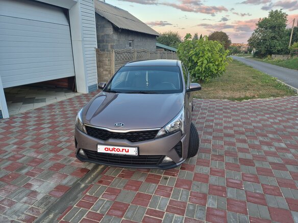 2021 Kia Rio IV Рестайлинг, коричневый, 1680000 рублей