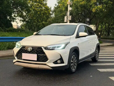 2023 Toyota Yaris L X XP150 Рестайлинг, белый, 942000 рублей, вид 1