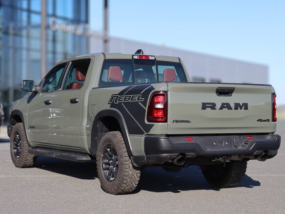 2026 Ram 1500 Crew Cab V Рестайлинг, зелёный - вид 4