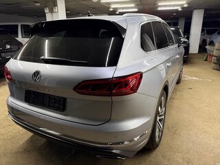 2018 Volkswagen Touareg III, серебристый, 5500000 рублей, вид 3