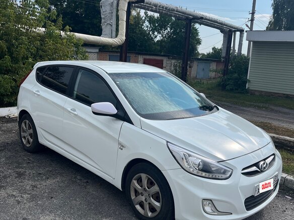 2013 Hyundai Solaris I, белый, 580000 рублей - вид 1