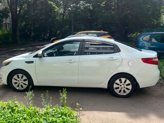 2013 Kia Rio 5-speed III, белый, 750000 рублей, вид 5