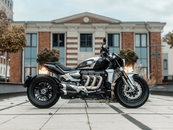 2023 Triumph Rocket 3, серебристый, 2490000 рублей - вид 1