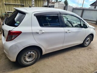 2012 Toyota Vitz III (XP130), белый, 600000 рублей, вид 2