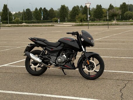 2021 Bajaj Pulsar 180, чёрный, 100000 рублей, вид 2