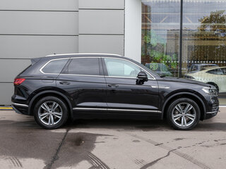 2018 Volkswagen Touareg III, чёрный, 4798000 рублей, вид 4