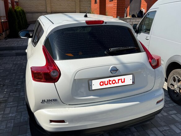 2013 Nissan Juke I, белый - вид 4