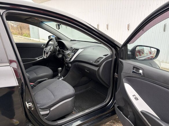 2013 Hyundai Solaris I, чёрный, 750000 рублей - вид 6