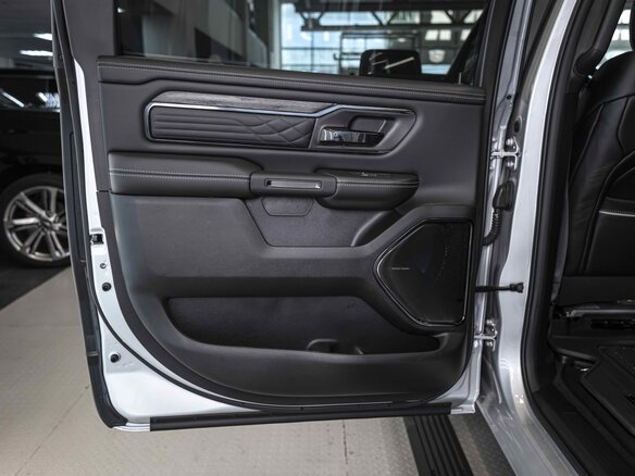 2026 Ram 1500 Crew Cab V Рестайлинг, серебристый, 12105636 рублей - вид 15