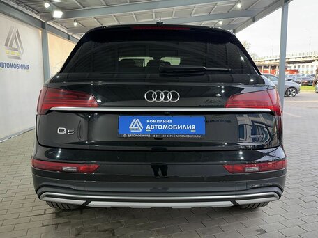 2021 Audi Q5 45 TFSI II (FY) Рестайлинг, чёрный, 4749000 рублей, вид 3