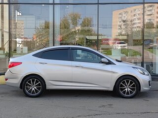 2013 Hyundai Solaris I, серебристый, 670000 рублей, вид 4