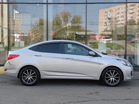 2013 Hyundai Solaris I, серебристый, 650000 рублей, вид 4