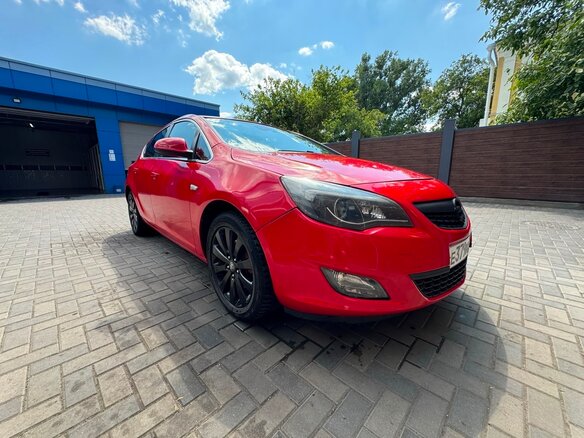 2010 Opel Astra J, красный - вид 1
