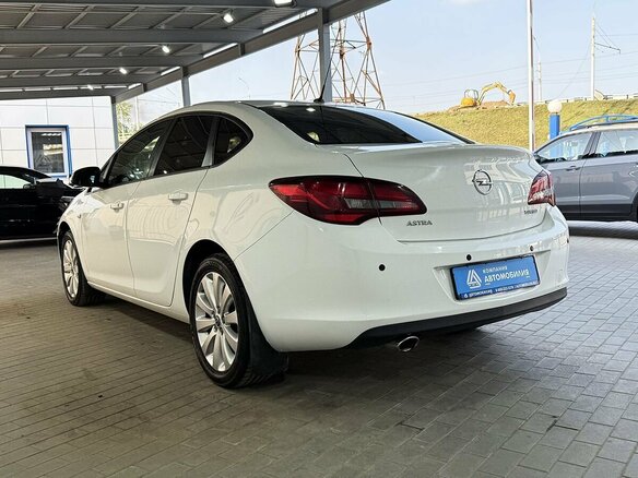 2014 Opel Astra J Рестайлинг, белый - вид 2