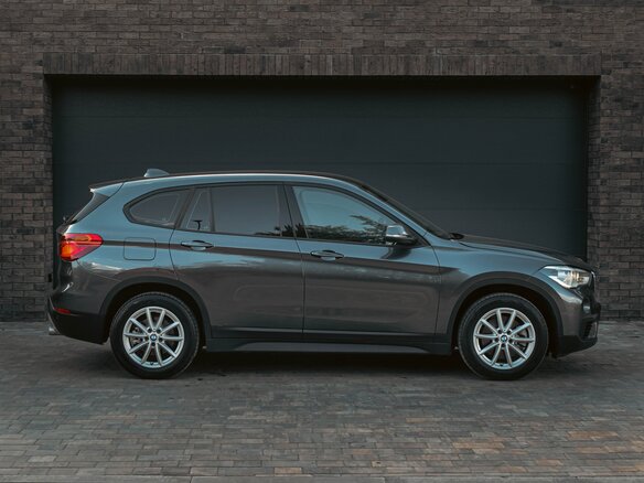 2018 BMW X1 20i xDrive II (F48), серый, 2530000 рублей - вид 4