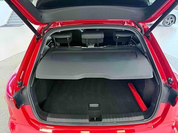 2022 Audi A3 Sportback 35 TFSI IV (8Y), красный, 2360000 рублей - вид 22
