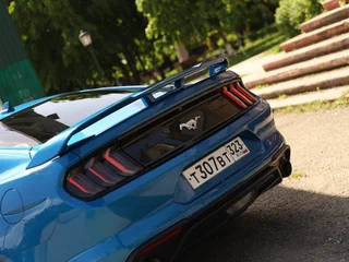 2021 Ford Mustang VI Рестайлинг, синий, 3330000 рублей, вид 3