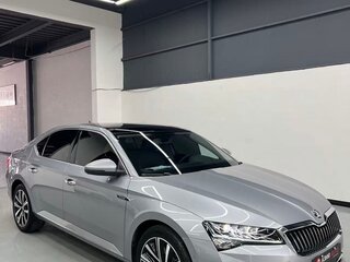 2022 Skoda Superb III Рестайлинг, серебристый, 2200000 рублей, вид 3