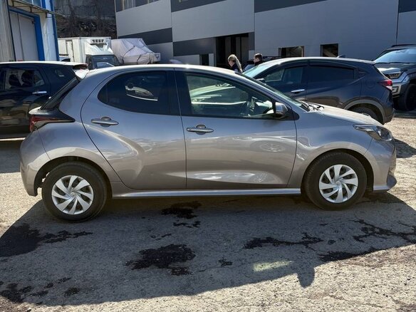 2022 Toyota Yaris IV, серебристый, 765000 рублей - вид 5