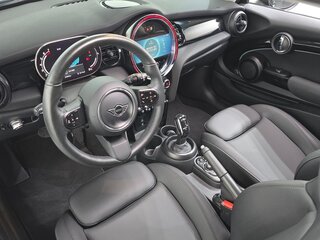 2023 Mini Hatch Cooper III (F55/F56) Рестайлинг 2, чёрный, 2050000 рублей, вид 2