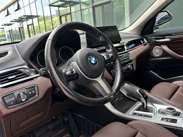 2022 BMW X1 18i sDrive III (U11/U12), пурпурный - вид 11