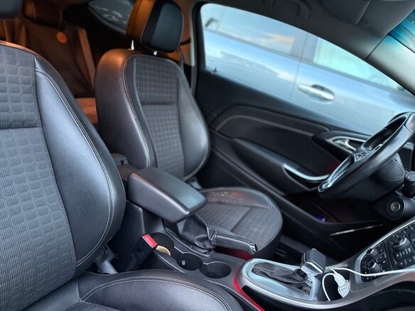 2014 Opel Astra GTC J Рестайлинг, чёрный, 920000 рублей - вид 8