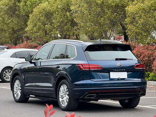 2023 Volkswagen Touareg III, синий, 5819275 рублей, вид 4