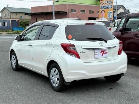 2016 Toyota Vitz III (XP130) Рестайлинг, белый, 700000 рублей, вид 5