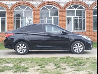 2013 Hyundai Solaris I, чёрный, 610000 рублей, вид 4