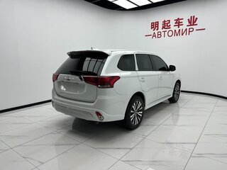 2022 Mitsubishi Outlander III Рестайлинг 3, белый, 1810000 рублей, вид 4