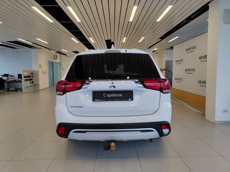 2020 Mitsubishi Outlander III Рестайлинг 3, белый, 1864000 рублей, вид 4