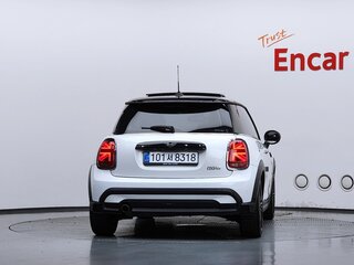 2022 Mini Hatch Cooper III (F55/F56) Рестайлинг 2, белый, 2051000 рублей, вид 3