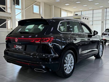 2025 Volkswagen Touareg III Рестайлинг, чёрный, 8199000 рублей, вид 4