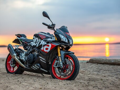 2018 Aprilia Tuono V4, чёрный, 993387 рублей, вид 1