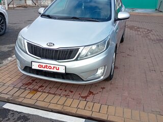 2013 Kia Rio 4-speed III, серебристый, 900000 рублей, вид 3