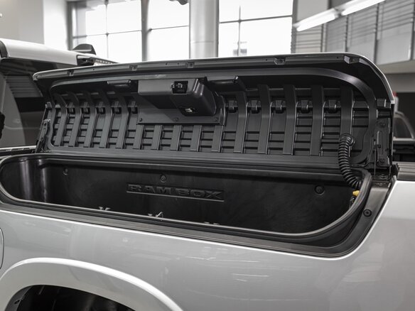 2026 Ram 1500 Crew Cab V Рестайлинг, серебристый, 9390000 рублей - вид 9