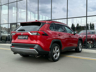 2021 Toyota RAV4 V (XA50), красный, 3130000 рублей, вид 4