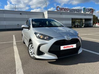 2021 Toyota Yaris IV, серый, 1230000 рублей, вид 1