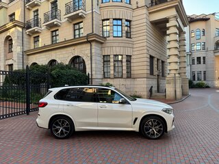 2019 BMW X5 M50d IV (G05/G18), белый, 6400000 рублей, вид 5