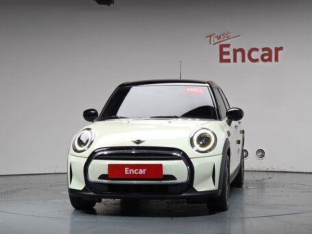 2022 Mini Hatch Cooper III (F55/F56) Рестайлинг 2, белый, 1810000 рублей, вид 2