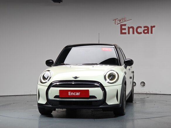 2022 Mini Hatch Cooper III (F55/F56) Рестайлинг 2, белый, 1810000 рублей - вид 1