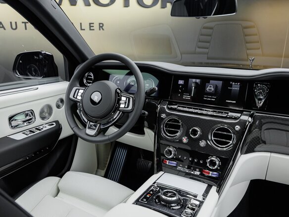 2026 Rolls-Royce Cullinan Black Badge I Рестайлинг (Series II), чёрный, 73670000 рублей - вид 24